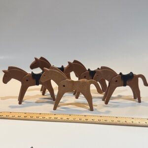 Vintage brown playmobil Set of Brown Toy Horses (lot 55)